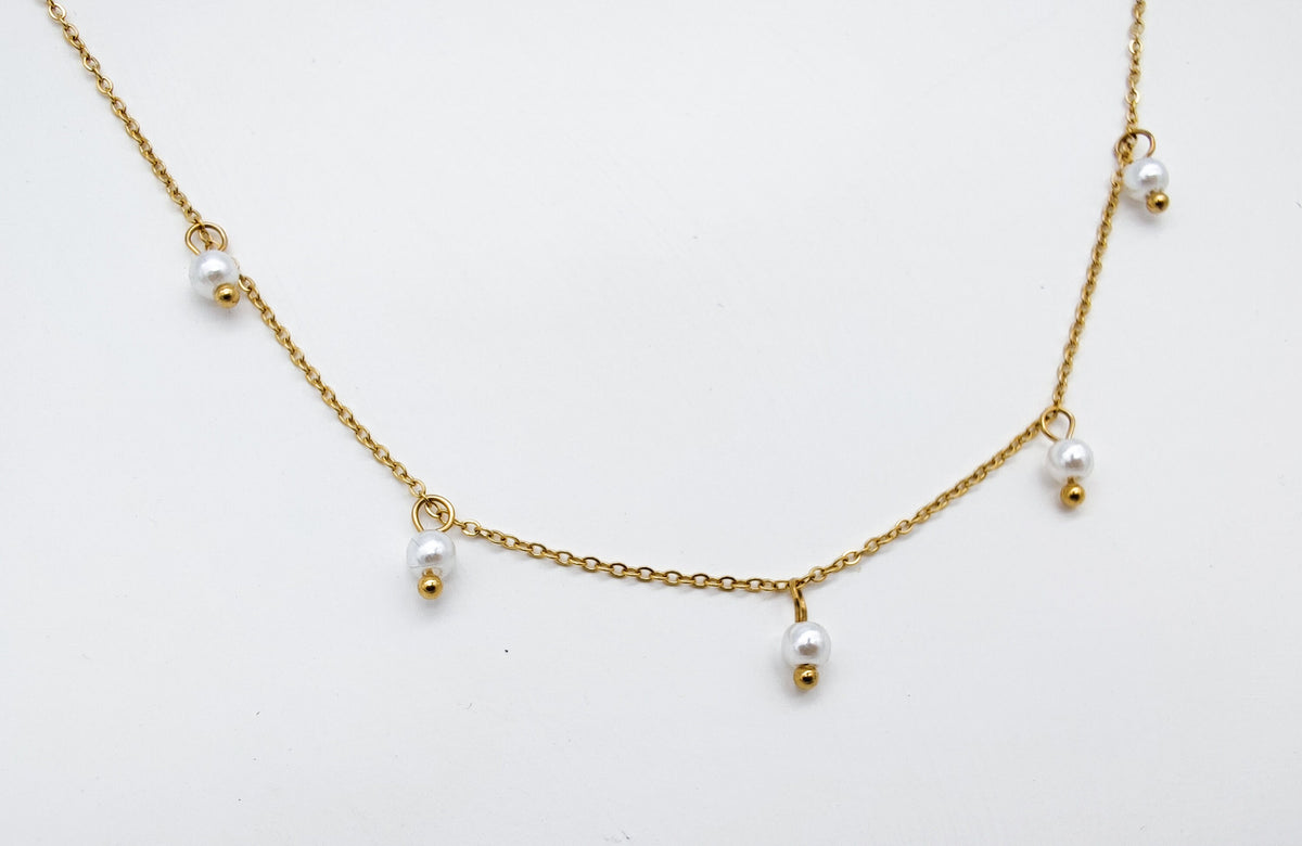 Zarte Perlenhalskette//Perlenschmuck//Halskette mit Perlenanhänger//schlicht//filigran//zart//Edelstahl//vergoldet